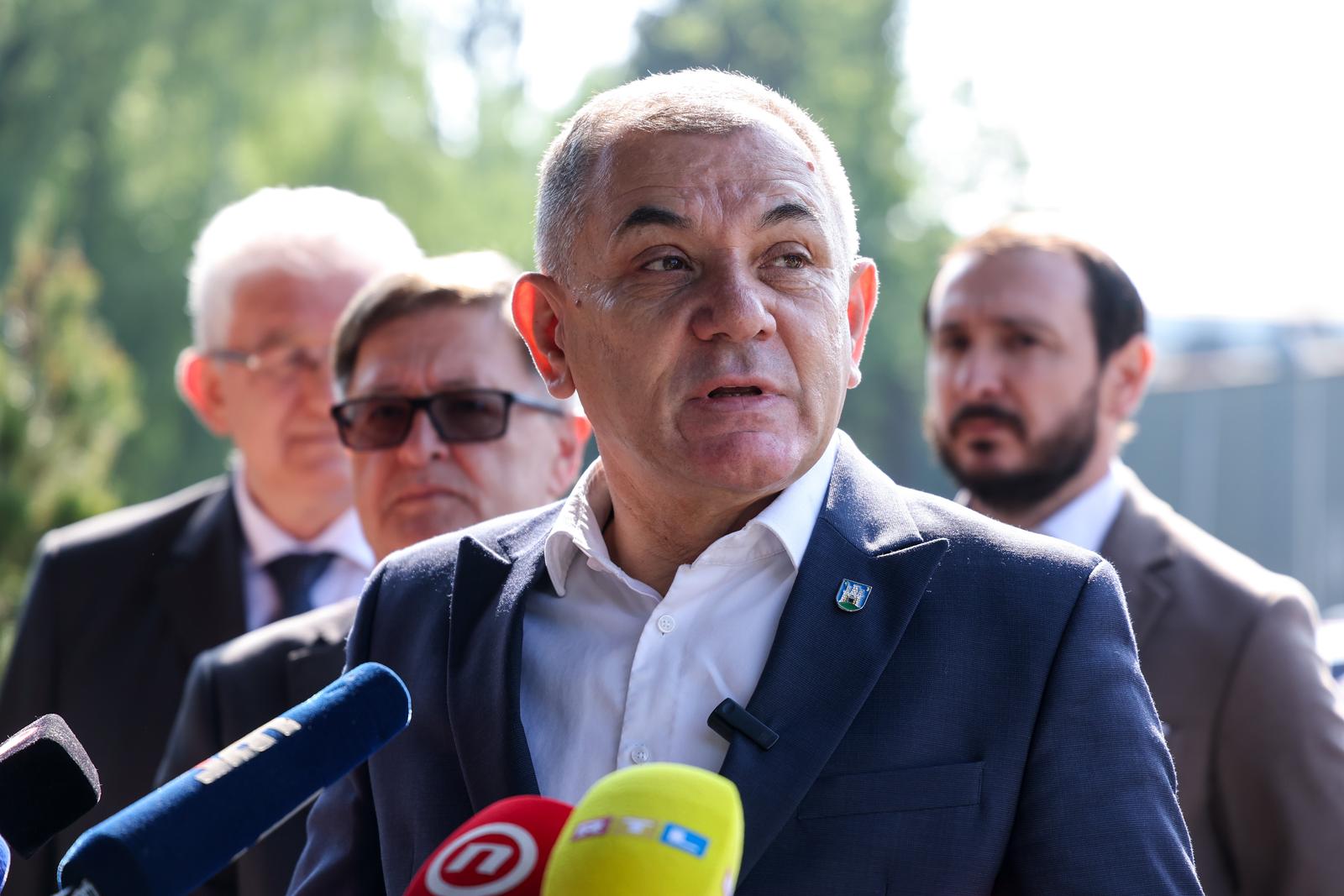 28.04.2025., Zagreb, Velesajam - Kandidat stranke Plavi grad Ivica Lovric predao je potpise za kandidaturu za gradonacelnika Grada Zagreba. Otto Baric i Ivica Lovric. Photo: Igor Kralj/PIXSELL