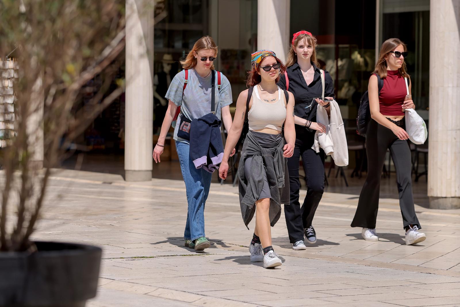 28.04.2025., Zadar - Lijepo i suncano vrijeme uz ugodne temperature mnogi su odlucili iskoristiti u setnji gradom i na plazi Photo: Sime Zelic/PIXSELL