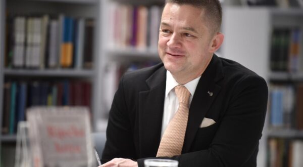 28.11.2024., Knjiznica i citaonica Bogdana Ogrizovica, Zagreb, Hrvatska - Predstavljanje Knjige "Rijecka kriza", autorice Dominique Kirchner Reill. Tvrtko Jakovina, profesor. Photo: Josip Mikacic/PIXSELL