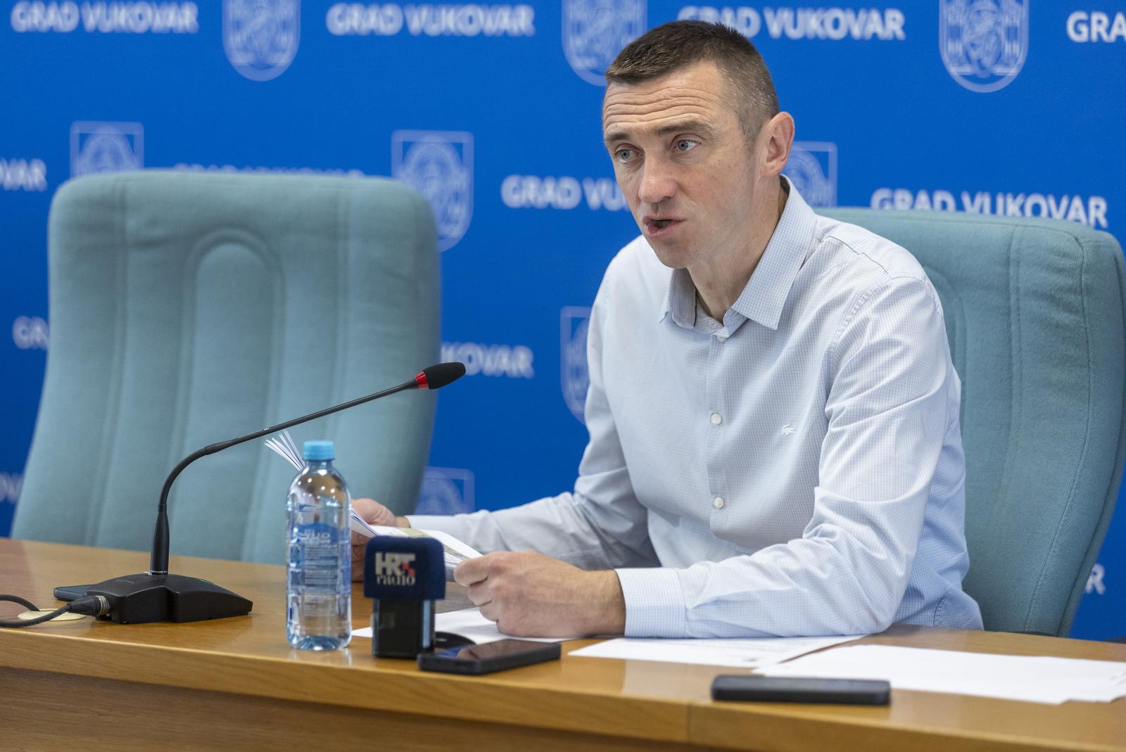 29.04.2025., Vukovar - Gradonacelnik Vukovara Ivan Penava odrzao je konferenciju za medije na temu izjava kandidata za gradonacelnika Vukovara  Marijana Pavliceka o Gradu Vukovaru. Photo: Davor Javorovic/PIXSELL