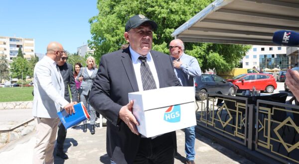 29.04.2025., Split - Zeljko Kerum predao je potpise za kandidaturu za gradonacelnika Splita. Photo: Ivana Ivanovic/PIXSELL