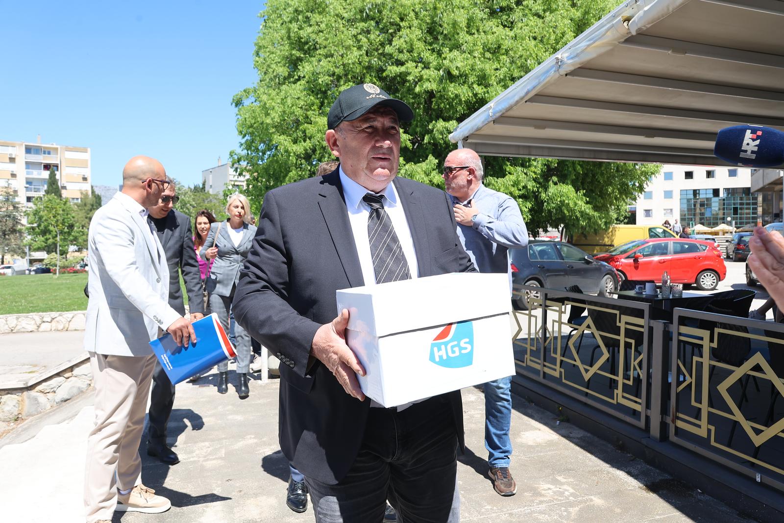 29.04.2025., Split - Zeljko Kerum predao je potpise za kandidaturu za gradonacelnika Splita. Photo: Ivana Ivanovic/PIXSELL