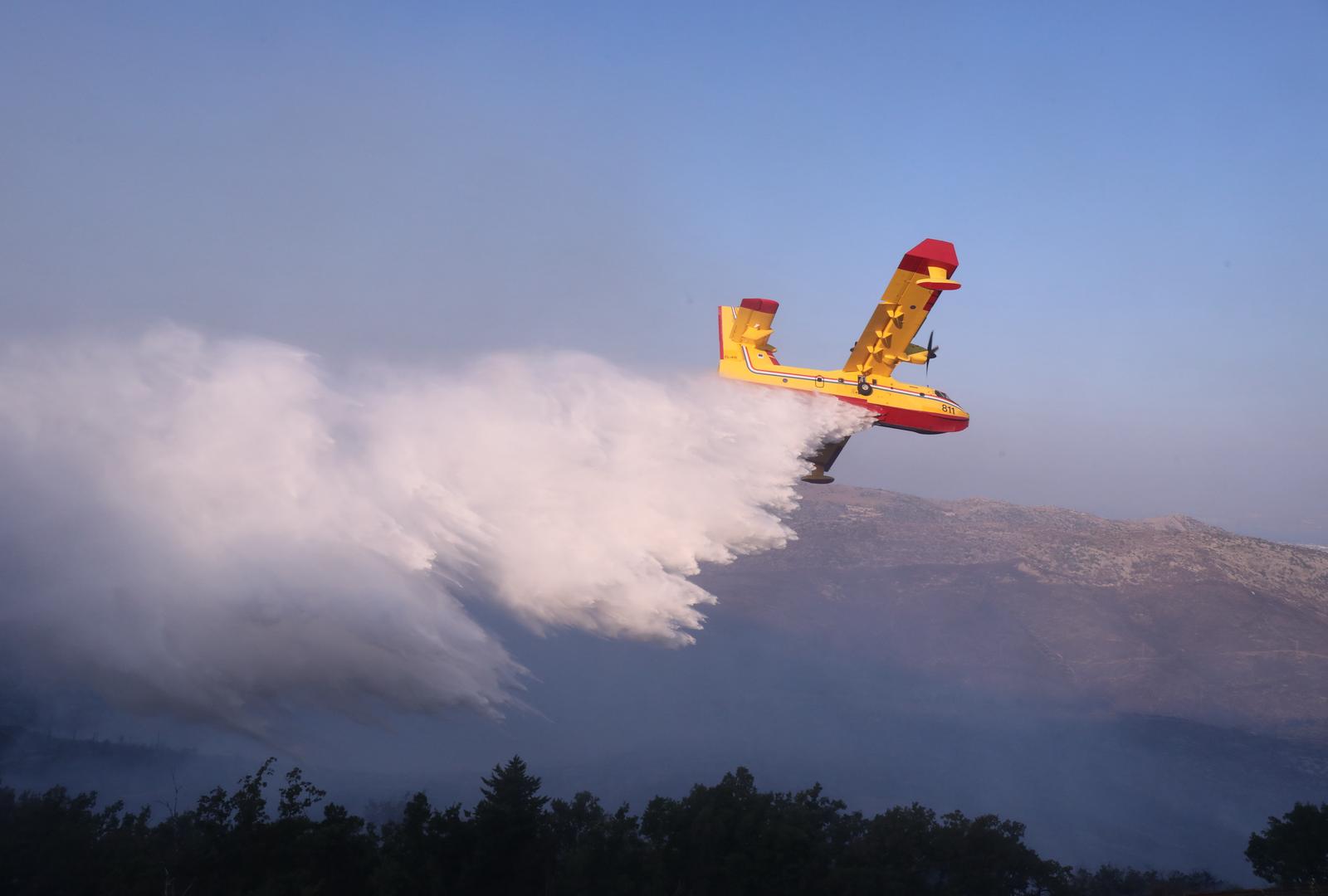 29.08.2024.,Gornje Sitno-Kanaderi od sedam sati stigli u pomoc umornim vatrogascimakod Sitnog Gornjeg i natapaju teren opozaren rijekom noci.  Photo: Ivo Cagalj/PIXSELL