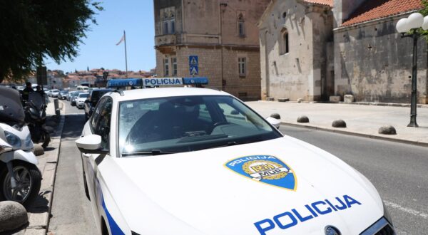 30.06.2023; Trogir - Policijske blokade na Ciovu pregledavaju automobile koji izlaze s otoka na oba mosta u nadi da ce uhvatit napadaca Branka Mamica za kojim se traga. Blokada na izlazu sa startog ciovskog mosta  Photo: Ivana Ivanovic/PIXSELL