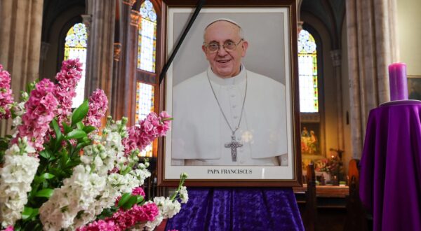 Memorial at the Church of Saint Anthony of Padua in Istanbul, Turkey, on April 22, 2025. he Vatican announced that Pope Francis, 88 , died on Monday at 07:35 local time (05:35 GMT) and "the Bishop of Rome, Francis, returned to the home of the Father". His death comes after he appeared in St Peter's Square on Easter Sunday, greeting thousands of worshippers. Photo by Berkman Ulutin/DIA Images/ABACAPRESS.COM Photo: DIA Images/ABACA/ABACA