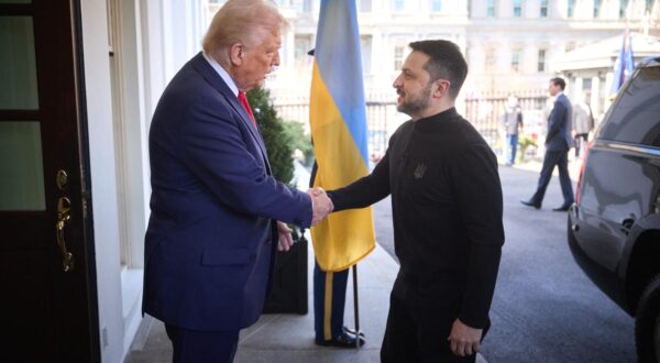 Ukrainian President Volodymyr Zelensky (L) talks with US President Donald Trump (C) and US Vice President JD Vance (R) in the Oval Office of the White House in Washington, DC, USA, 28 February 2025. Zelensky is in Washington to sign the framework of a deal, pushed by President Trump, to share Ukraines?s mineral wealth with the US. © Ukraine Presidency via Bestimage Photo: Ukraine Presidency via Bestimage/BESTIMAGE