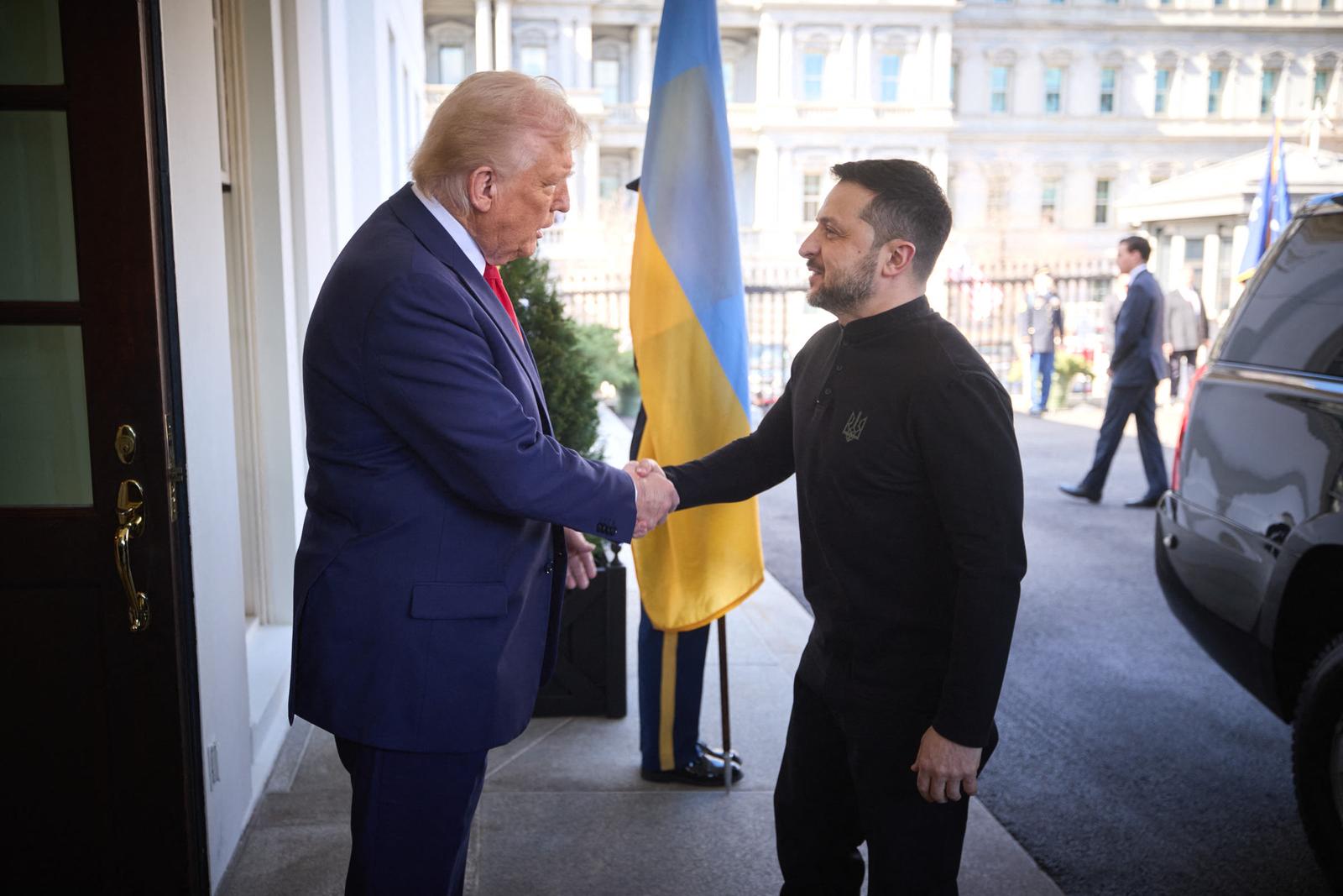 Ukrainian President Volodymyr Zelensky (L) talks with US President Donald Trump (C) and US Vice President JD Vance (R) in the Oval Office of the White House in Washington, DC, USA, 28 February 2025. Zelensky is in Washington to sign the framework of a deal, pushed by President Trump, to share Ukraines?s mineral wealth with the US. © Ukraine Presidency via Bestimage Photo: Ukraine Presidency via Bestimage/BESTIMAGE