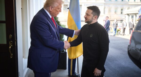 Ukrainian President Volodymyr Zelensky (L) talks with US President Donald Trump (C) and US Vice President JD Vance (R) in the Oval Office of the White House in Washington, DC, USA, 28 February 2025. Zelensky is in Washington to sign the framework of a deal, pushed by President Trump, to share Ukraines?s mineral wealth with the US. © Ukraine Presidency via Bestimage Photo: Ukraine Presidency via Bestimage/BESTIMAGE