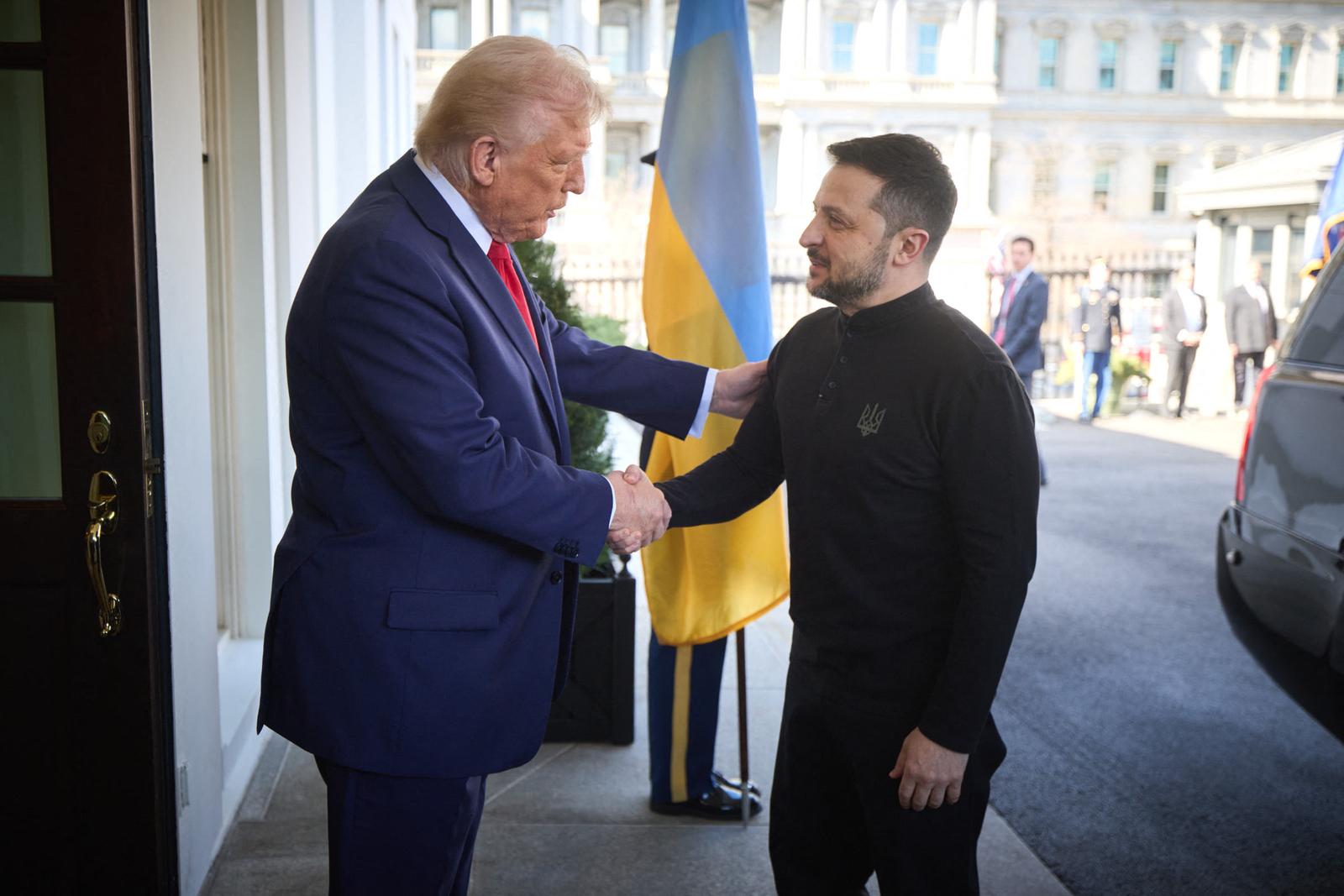 Ukrainian President Volodymyr Zelensky (L) talks with US President Donald Trump (C) and US Vice President JD Vance (R) in the Oval Office of the White House in Washington, DC, USA, 28 February 2025. Zelensky is in Washington to sign the framework of a deal, pushed by President Trump, to share Ukraines?s mineral wealth with the US. © Ukraine Presidency via Bestimage Photo: Ukraine Presidency via Bestimage/BESTIMAGE