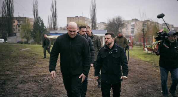 Le président ukrainien Volodymyr Zelensky honore la mémoire des victimes, le 11 avril 2025, suite à une frappe de missile russe sur Kryvy Rih, survenue le 4 avril 2025. Des immeubles d'habitation et une aire de jeux pour enfants ont été frappées. Cette attaque a coûté la vie à 19 personnes, dont 9 enfants. Le plus jeune n'avait que 3 ans. 75 autres Ukrainiens, dont 17 enfants, ont été blessés. President of Ukraine Volodymyr Zelenskyy honored the memory of those killed in a Russian missile strike on Kryvyi Rih on April 4. The Head of State placed a votive candle and a toy at the site of the hit on the playground. Volodymyr Zelenskyy and Serhiy Lysak, Head of the Dnipropetrovsk Regional Military Administration, visited the site of the strike. Russian occupiers launched a ballistic missile at the city, hitting an area next to apartment buildings and a children's playground, last Friday afternoon. This attack claimed the lives of 19 people, 9 of them children. The youngest was only 3 years old. Another 75 Ukrainians, including 17 children, were injured. Doctors are fighting to save the wounded. April 11th, 2025. Photo: Ukraine Presidency via Bestimage/BESTIMAGE