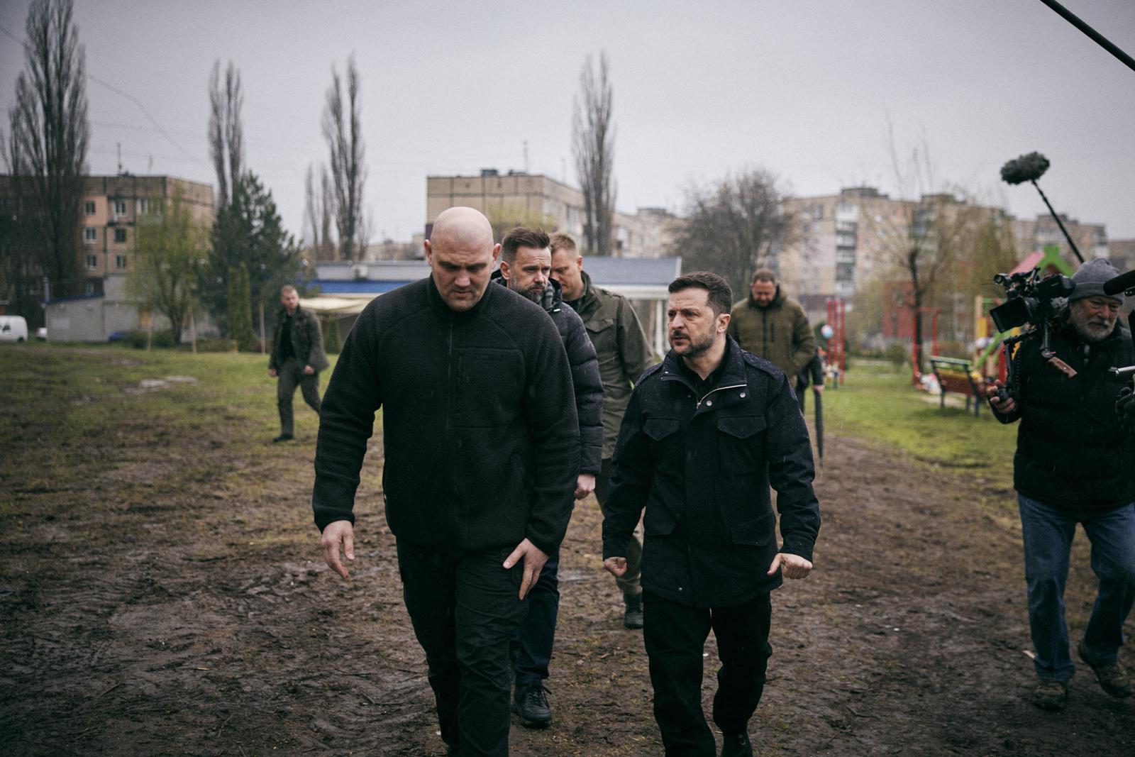 Le président ukrainien Volodymyr Zelensky honore la mémoire des victimes, le 11 avril 2025, suite à une frappe de missile russe sur Kryvy Rih, survenue le 4 avril 2025. Des immeubles d'habitation et une aire de jeux pour enfants ont été frappées. Cette attaque a coûté la vie à 19 personnes, dont 9 enfants. Le plus jeune n'avait que 3 ans. 75 autres Ukrainiens, dont 17 enfants, ont été blessés. President of Ukraine Volodymyr Zelenskyy honored the memory of those killed in a Russian missile strike on Kryvyi Rih on April 4. The Head of State placed a votive candle and a toy at the site of the hit on the playground. Volodymyr Zelenskyy and Serhiy Lysak, Head of the Dnipropetrovsk Regional Military Administration, visited the site of the strike. Russian occupiers launched a ballistic missile at the city, hitting an area next to apartment buildings and a children's playground, last Friday afternoon. This attack claimed the lives of 19 people, 9 of them children. The youngest was only 3 years old. Another 75 Ukrainians, including 17 children, were injured. Doctors are fighting to save the wounded. April 11th, 2025. Photo: Ukraine Presidency via Bestimage/BESTIMAGE