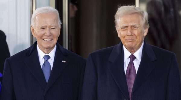 Joe et Jill Biden accueillent Donald et Melania Trump à la Maison Blanche le jour de l'investiture de Donald Trump en tant que 47ème Président des Etats-Unis. Washington DC, le 20 janvier 2025. US President Joe Biden welcomes President-elect Donald Trump to the North Portico of the White House on the morning of Trumpís inauguration in Washington, DC, USA, 20 January 2025. Trump, who defeated Kamala Harris to become the 47th president of the United States, is being sworn in today, though the planned outdoor ceremonies and events have been cancelled due to extreme cold temperatures. Photo: Photo Press Service / BESTIMAGE/BESTIMAGE
