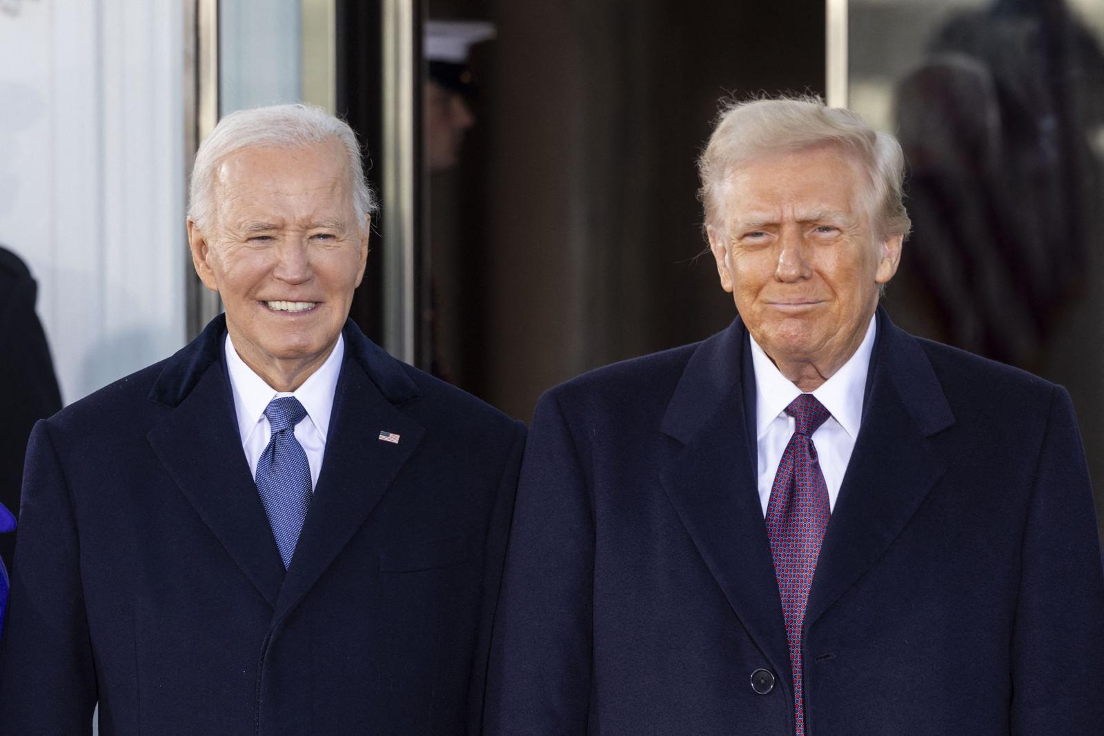 Joe et Jill Biden accueillent Donald et Melania Trump à la Maison Blanche le jour de l'investiture de Donald Trump en tant que 47ème Président des Etats-Unis. Washington DC, le 20 janvier 2025. US President Joe Biden welcomes President-elect Donald Trump to the North Portico of the White House on the morning of Trumpís inauguration in Washington, DC, USA, 20 January 2025. Trump, who defeated Kamala Harris to become the 47th president of the United States, is being sworn in today, though the planned outdoor ceremonies and events have been cancelled due to extreme cold temperatures. Photo: Photo Press Service / BESTIMAGE/BESTIMAGE