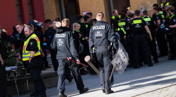 16 April 2025, Berlin: Police officers approach a building on the North Campus of Humboldt University (HU) with a battering ram. The Emil Fischer lecture hall on the North Campus of Humboldt University (HU) in Berlin has been occupied. Photo: Christophe Gateau/dpa Photo: Christophe Gateau/DPA