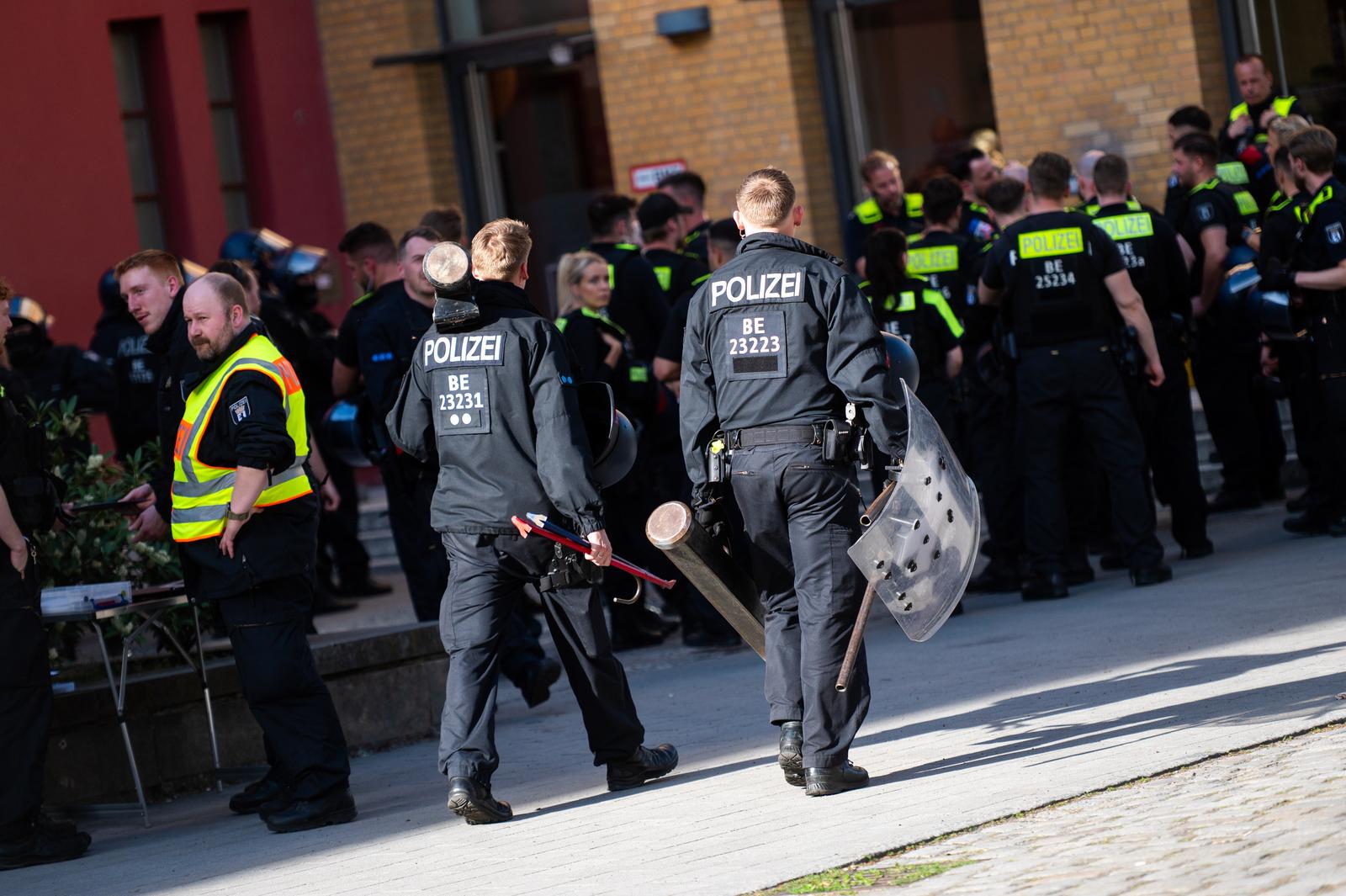 16 April 2025, Berlin: Police officers approach a building on the North Campus of Humboldt University (HU) with a battering ram. The Emil Fischer lecture hall on the North Campus of Humboldt University (HU) in Berlin has been occupied. Photo: Christophe Gateau/dpa Photo: Christophe Gateau/DPA