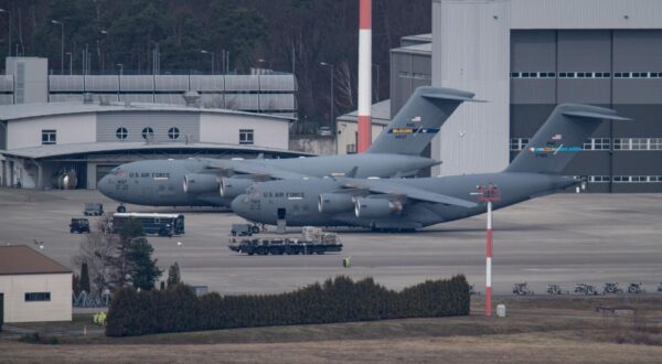 24 February 2022, Rhineland-Palatinate, Landstuhl: The U.S. Airbase in Ramstein. Following the escalation in the Ukraine conflict, aircraft movements at the U.S. Air Force base have increased significantly. Photo: Boris Roessler/dpa Photo: Boris Roessler/DPA
