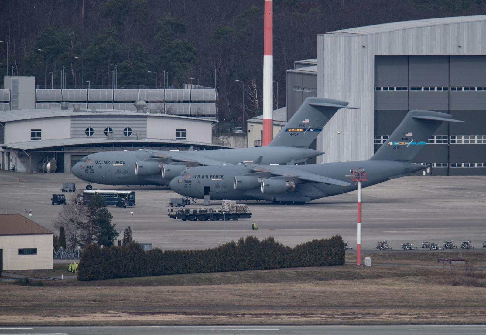 24 February 2022, Rhineland-Palatinate, Landstuhl: The U.S. Airbase in Ramstein. Following the escalation in the Ukraine conflict, aircraft movements at the U.S. Air Force base have increased significantly. Photo: Boris Roessler/dpa Photo: Boris Roessler/DPA