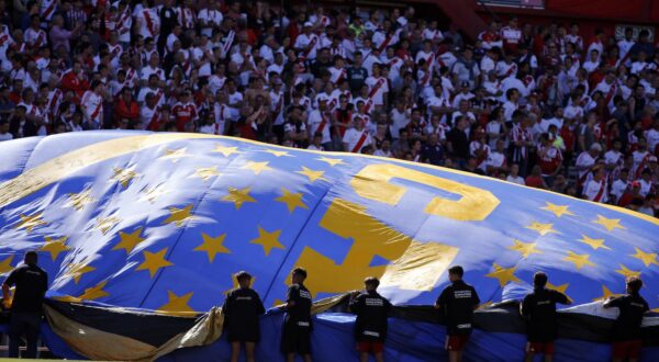 24 November 2018, Argentina, Buenos Aires: Soccer: South America, final Copa de Libertadores: River Plate - Boca Juniors, return match. Young employees unfold the flag of Boca Juniors in the stadium. Photo: Gustavo Ortiz/dpa /DPA/PIXSELL