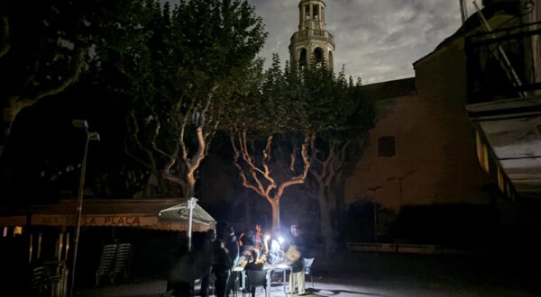 dpatop - 28 April 2025, Spain, Premià de Mar: On the Placa de l'Ajuntament, the guests of a street café in the small town of Premià de Mar near Barcelona sit by the "San Cristòfol" church in the light of flashlights and drink lukewarm beer during a power cut. After the widespread blackout on Monday, almost everyone in Spain and Portugal now has power again. The Spanish utility Red Eléctrica announced early Tuesday morning that over 99 percent of the power supply had been restored on the mainland affected by the outage. Photo: Jan-Uwe Ronneburger/dpa Photo: Jan-Uwe Ronneburger/DPA