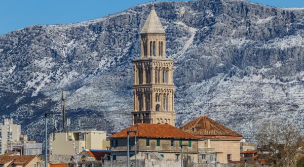 07.04.2021., Split - Nakon prolaska fronte planine iznad Splita su pod Snijegom. Nakon prolaska Fronte jutro je donjelo snijezne vizure."nNa fotografiji: Pogled na Split i Kozjak, "nFoto: Zvonimir Barisin/HaloPix/PIXSELL