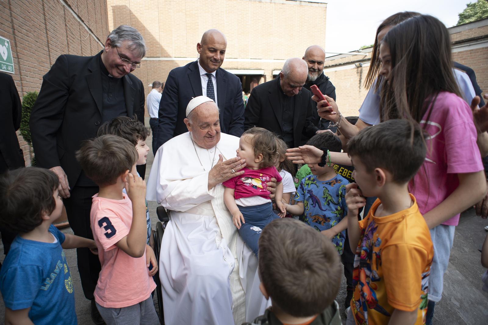 **NO LIBRI** Italy, Rome, Vatican, 2024/4/24.Pope Francis during his meeting with around 80 children and young people in the context of the 'School of prayer', in preparation for the Jubilee 2025 in the parish of Saint Bernadette Soubirous  in Rome, Italy, Photograph by Vatican media   / Catholic Press Photo s. RESTRICTED TO EDITORIAL USE - NO MARKETING - NO ADVERTISING CAMPAIGNS. Photo: VATICAN MEDIA / ipa-agency.net/IPA