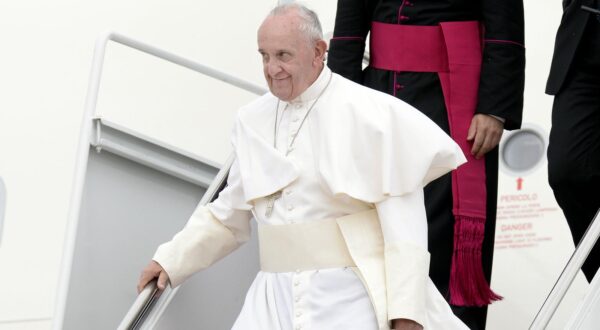 21 April 2025 - The Vatican, Rome - Pope Francis, who just met with Vice President JD Vance Easter Sunday yesterday, has died this morning at the age of 88. File Photo: His Holiness Pope Francis arrives at Joint Base Andrews in Maryland on September 22, 2015. The Pope is making his first trip to the United States on a three-city, five-day tour that will include Washington, D.C., New York City and Philadelphia. 
Credit: Olivier Douliery / Pool via CNP/AdMedia Photo: CNP/AdMedia/NEWSCOM