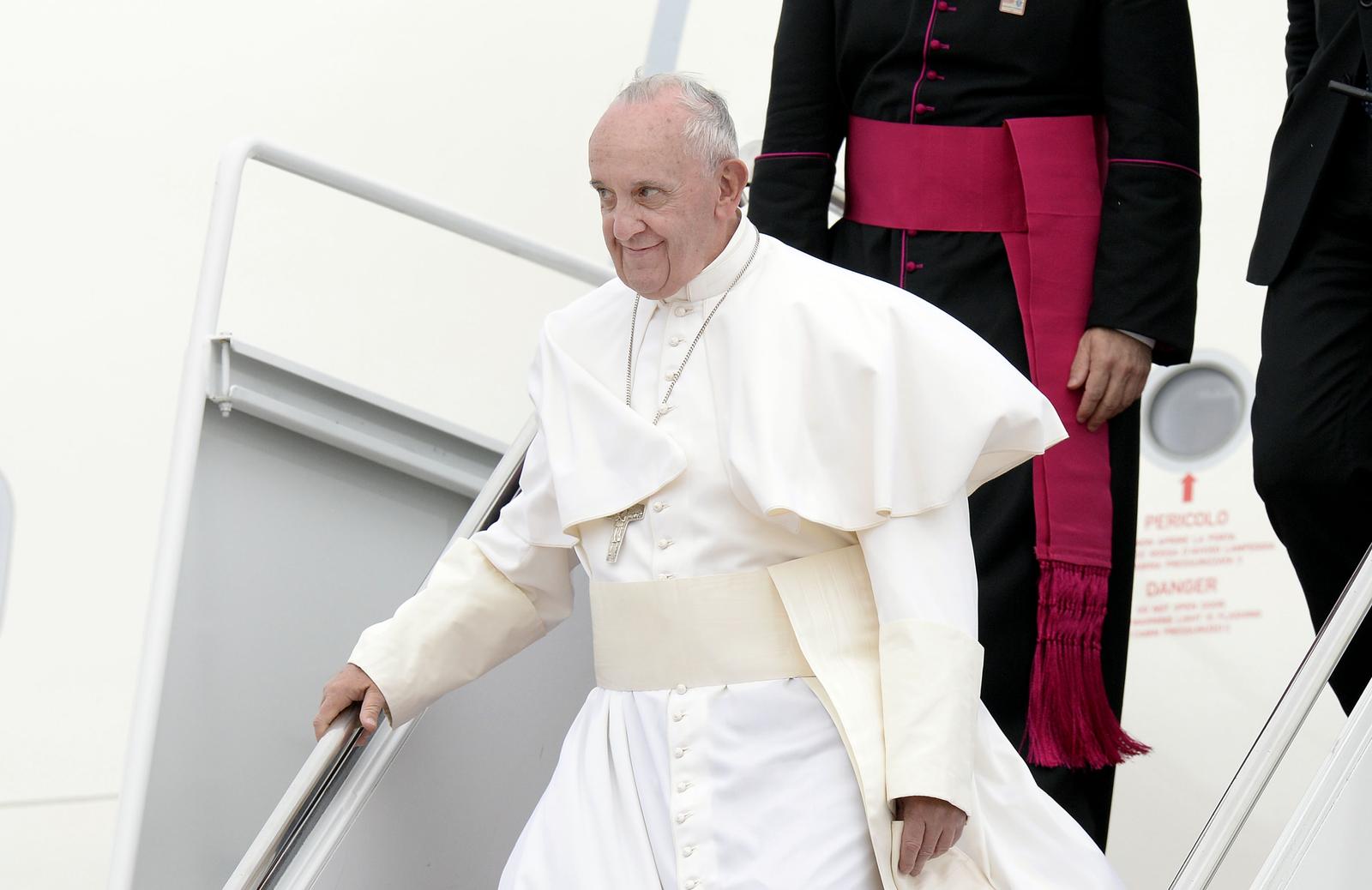 21 April 2025 - The Vatican, Rome - Pope Francis, who just met with Vice President JD Vance Easter Sunday yesterday, has died this morning at the age of 88. File Photo: His Holiness Pope Francis arrives at Joint Base Andrews in Maryland on September 22, 2015. The Pope is making his first trip to the United States on a three-city, five-day tour that will include Washington, D.C., New York City and Philadelphia. 
Credit: Olivier Douliery / Pool via CNP/AdMedia Photo: CNP/AdMedia/NEWSCOM