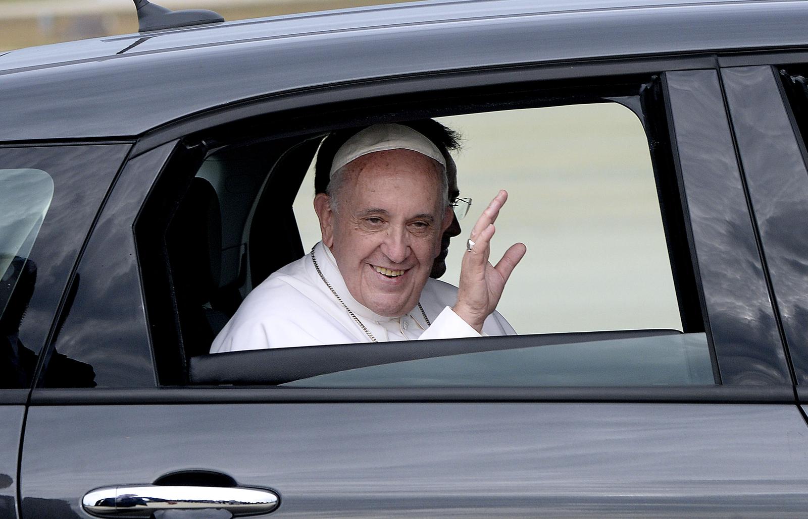 21 April 2025 - The Vatican, Rome - Pope Francis, who just met with Vice President JD Vance Easter Sunday yesterday, has died this morning at the age of 88. File Photo: His Holiness Pope Francis is being transported to Washington D.C in a Fiat 500 at Joint Base Andrews in Maryland on September 22, 2015. The Pope is making his first trip to the United States on a three-city, five-day tour that will include Washington, D.C., New York City and Philadelphia. 
Credit: Olivier Douliery / Pool via CNP/AdMedia Photo: CNP/AdMedia/NEWSCOM
