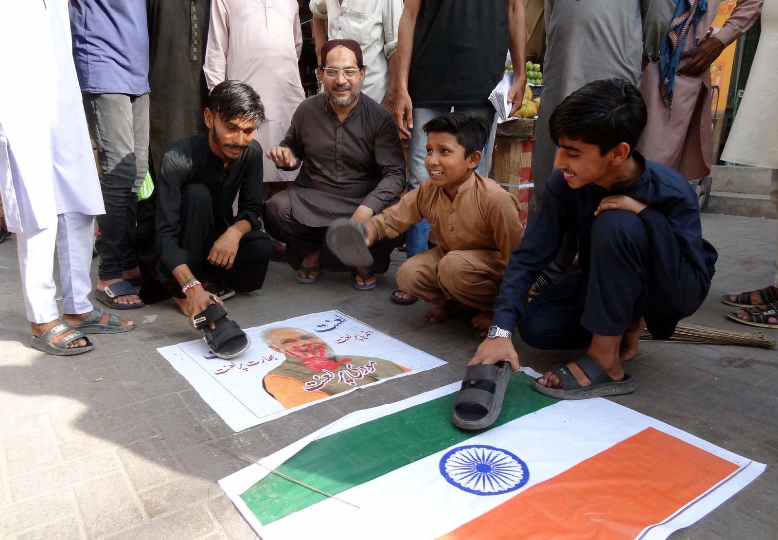 SUKKUR, PAKISTAN, APR 29: Members of Civil Society are holding protest demonstration 
against Indian threats and suspension of Indus Waters Treaty by India after a deadly attack on 
tourists across the contested border in Kashmir, in Sukkur on Tuesday, April 29, 2025. 
(Shahid Ali/PPI Images). Photo via Newscom Photo: SA-ZM-290425/NEWSCOM