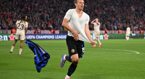 Soccer Football - Champions League - Quarter Final - First Leg - Bayern Munich v Inter Milan - Allianz Arena, Munich, Germany - April 8, 2025 Inter Milan's Davide Frattesi celebrates scoring their second goal REUTERS/Angelika Warmuth     TPX IMAGES OF THE DAY Photo: Angelika Warmuth/REUTERS