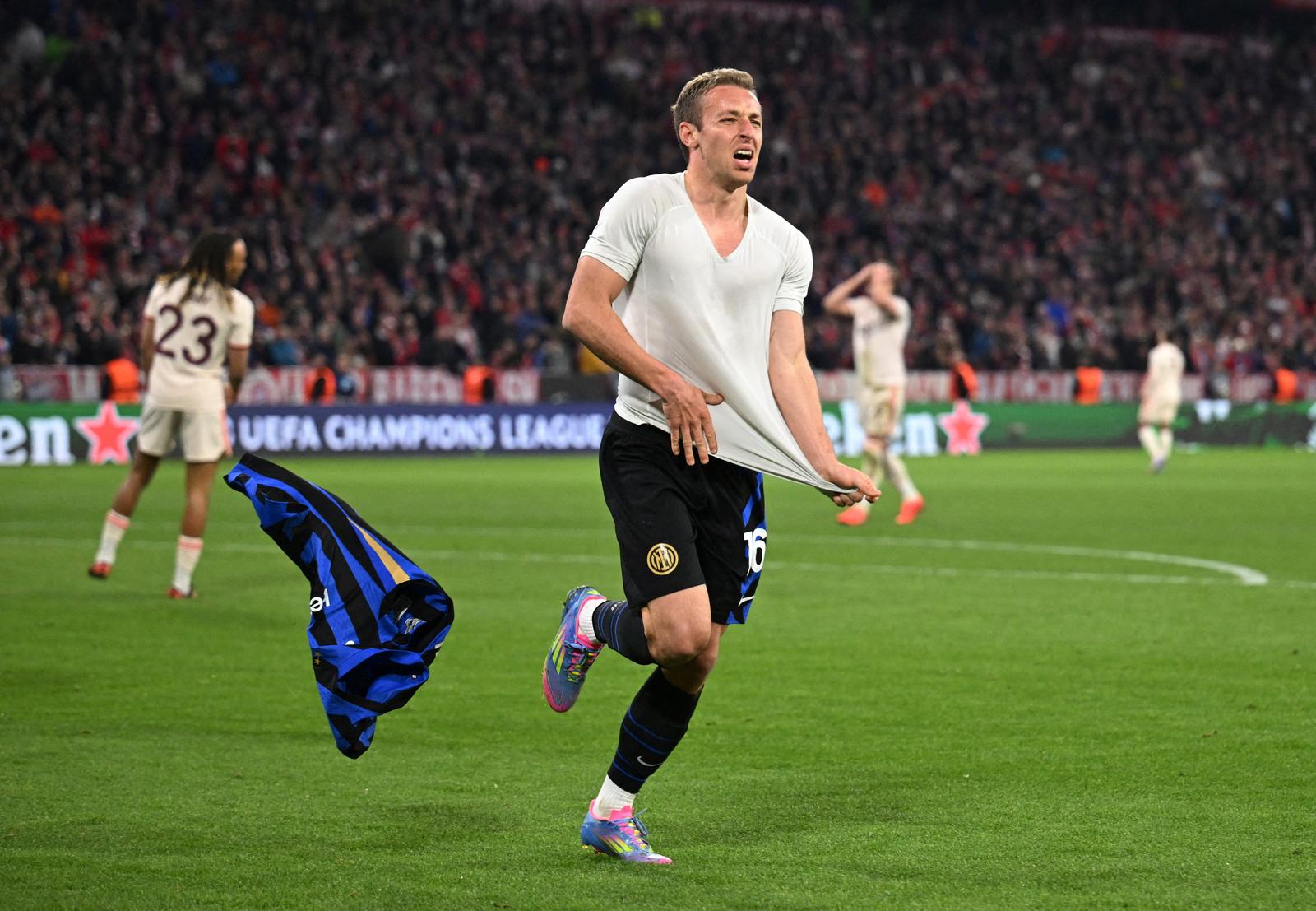 Soccer Football - Champions League - Quarter Final - First Leg - Bayern Munich v Inter Milan - Allianz Arena, Munich, Germany - April 8, 2025 Inter Milan's Davide Frattesi celebrates scoring their second goal REUTERS/Angelika Warmuth     TPX IMAGES OF THE DAY Photo: Angelika Warmuth/REUTERS
