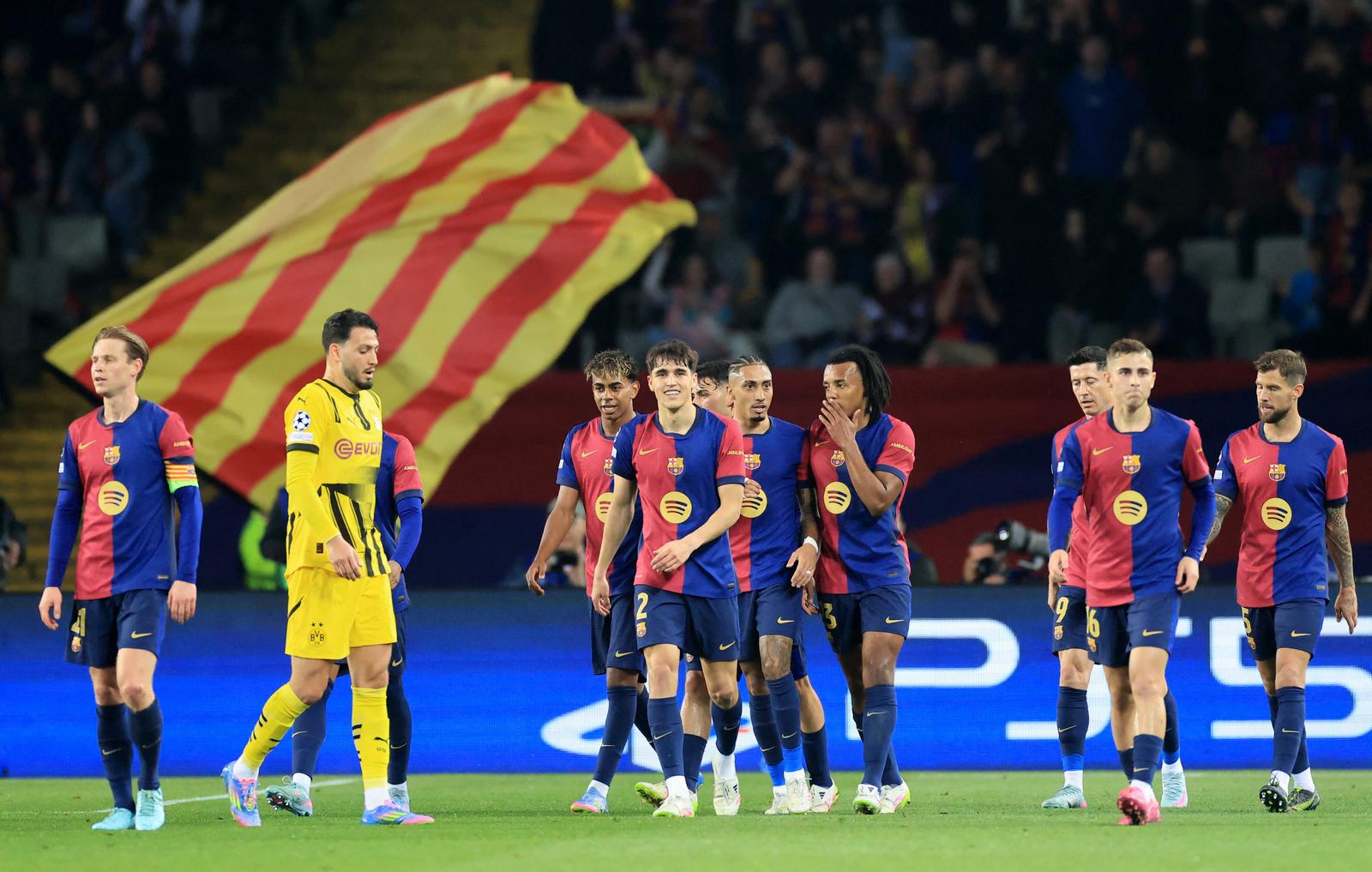 Soccer Football - Champions League - Quarter Final - First Leg - FC Barcelona v Borussia Dortmund - Estadi Olimpic Lluis Companys, Barcelona, Spain - April 9, 2025 FC Barcelona's Raphinha celebrates scoring their first goal with teammates REUTERS/Nacho Doce Photo: NACHO DOCE/REUTERS