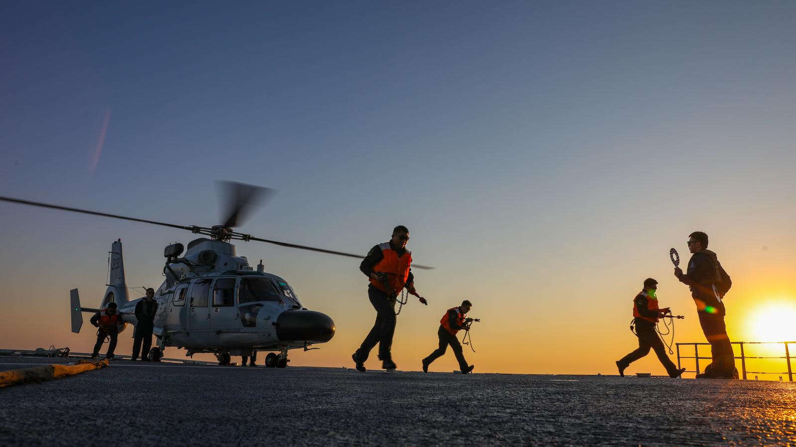 (250124) -- GUANGZHOU, Jan. 24, 2025 (Xinhua) -- This file photo taken on Aug. 13, 2024 shows soldiers of the 46th fleet of the Chinese People's Liberation Army Navy participating in a shipborne helicopter flight training. A Chinese navy fleet returned to a military port in the coastal city of Zhanjiang, south China's Guangdong Province, on Friday after completing escort missions and joint exercises.    Setting off on Feb. 21, 2024 from Zhanjiang, the 46th fleet of the Chinese People's Liberation Army Navy traveled over 160,000 nautical miles during its 339-day voyage, escorting ships during missions in the Gulf of Aden and the waters off Somalia. (Photo by Zhang Dayu/Xinhua) Photo: Zhang Dayu/XINHUA
