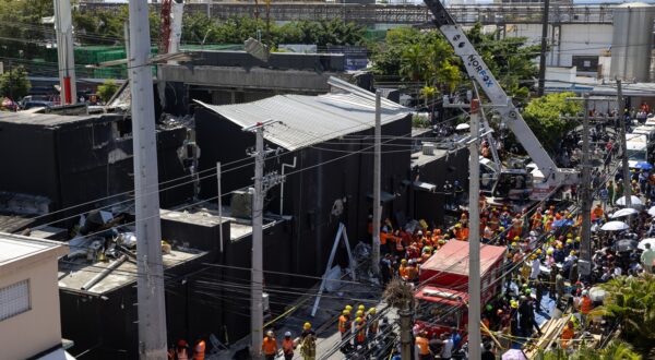 epa12018782 Members of the fire and rescue services work at the scene after the collapse of the Jet Set Club's roof in Santo Domingo, Dominican Republic, 08 April 2025. The death toll from the collapse of the roof of a popular discotheque in the Dominican capital has risen to 44, while the number of injured is over a hundred and there is an undetermined number of people trapped in the rubble, according to the latest provisional data from the Emergency Operations Center (COE).  EPA/ORLANDO BARRIA