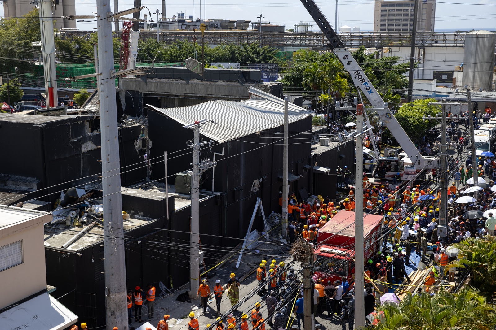 epa12018782 Members of the fire and rescue services work at the scene after the collapse of the Jet Set Club's roof in Santo Domingo, Dominican Republic, 08 April 2025. The death toll from the collapse of the roof of a popular discotheque in the Dominican capital has risen to 44, while the number of injured is over a hundred and there is an undetermined number of people trapped in the rubble, according to the latest provisional data from the Emergency Operations Center (COE).  EPA/ORLANDO BARRIA