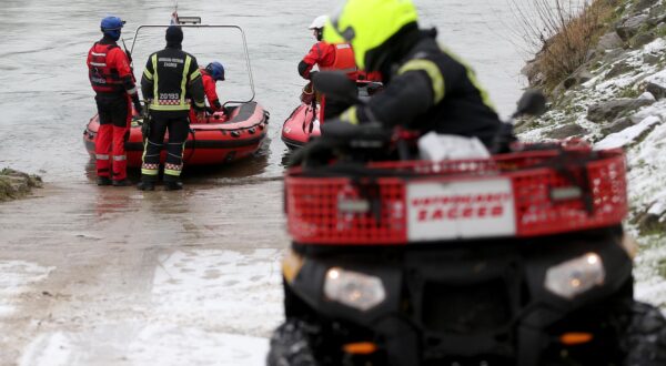 16.01.2025., Zagreb - Vatrogasci, policija, HGSS i Civilna zastita uz rijeku Savu kod toplane nastavljaju s potragom za nestalim dijetetom. Photo: Zeljko Lukunic/PIXSELL