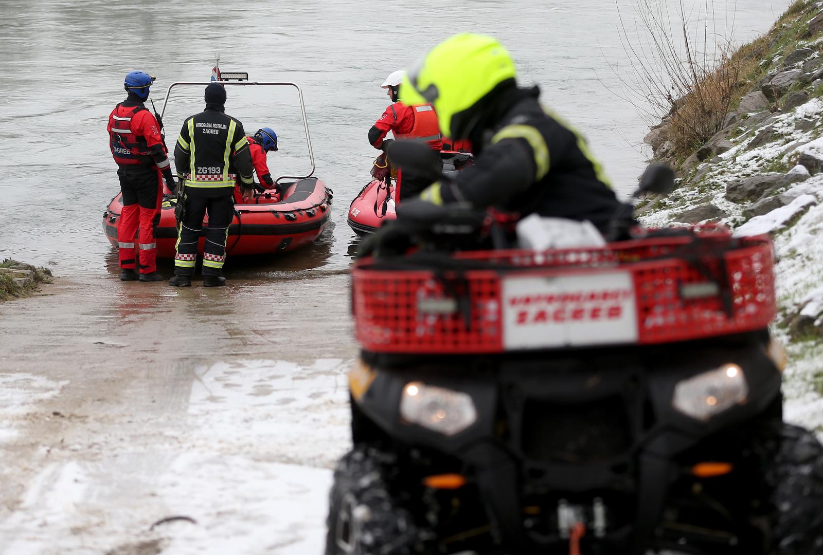 16.01.2025., Zagreb - Vatrogasci, policija, HGSS i Civilna zastita uz rijeku Savu kod toplane nastavljaju s potragom za nestalim dijetetom. Photo: Zeljko Lukunic/PIXSELL