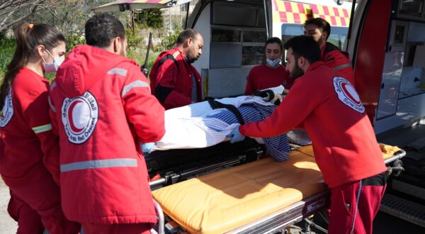 epa11956013 Members of the Syrian Red Crescent pick up people who got injured in the recent clashes between the Syrian government security forces and the supporters of the former regime, at the Russian Hmeimim airbase near Latakia, Syria on 11 March 2025. According to the UK-based Syrian Observatory for Human Rights (SOHR) more than 1,000 people were killed in two days of violence in the coastal province of Latakia.  EPA/AHMAD FALLAHA