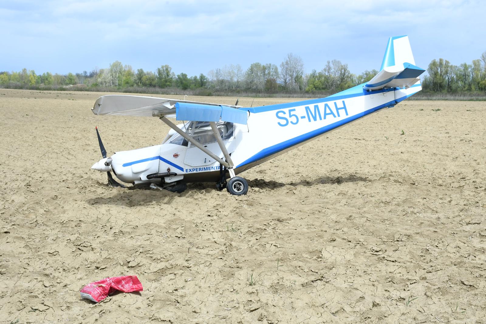 07.04.2025., Sisak - U Sasinoj Gredi mali sportski zrakoplov pao na sportskom aerodromu u Šašinoj Gredi, u kojem je bio pilot koji nije ozlijedjen.  Photo: Nikola CutukPIXSELL/PIXSELL