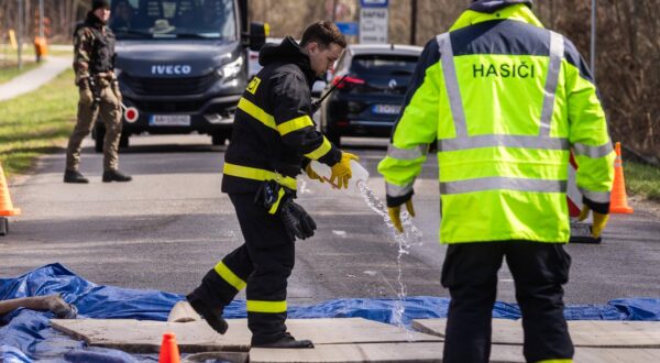 FOOT AND MOUTH DISEASE SLOVAKIA Police officers and State Veterinary Administration staff inspect and disinfect cars after a new outbreak of foot-and-mouth disease is confirmed on a large farm in Plavecky Stvrtok village, western Slovakia, March 31, 2025. PUBLICATION NOT IN SLOVAKIA Copyright: xx 080A4688 Photo: IMAGO/IMAGOSTOCK&PEOPLE