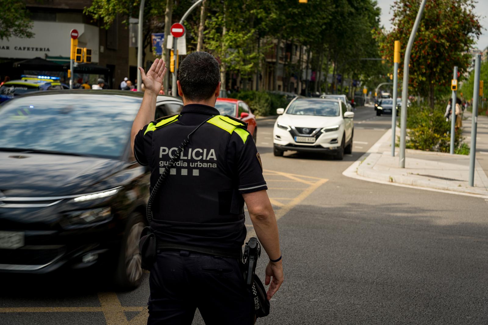 Barcelona, Spain - 28 April 2025: Policemen are seen directing traffic during the blackout. A massive black out affected the iberian peninsula, with power cuts in most of Spain and Portugal. The causes are still unknown. (Photo by Davide Bonaldo/Sipa USA) Photo: Davide Bonaldo/SIPA USA