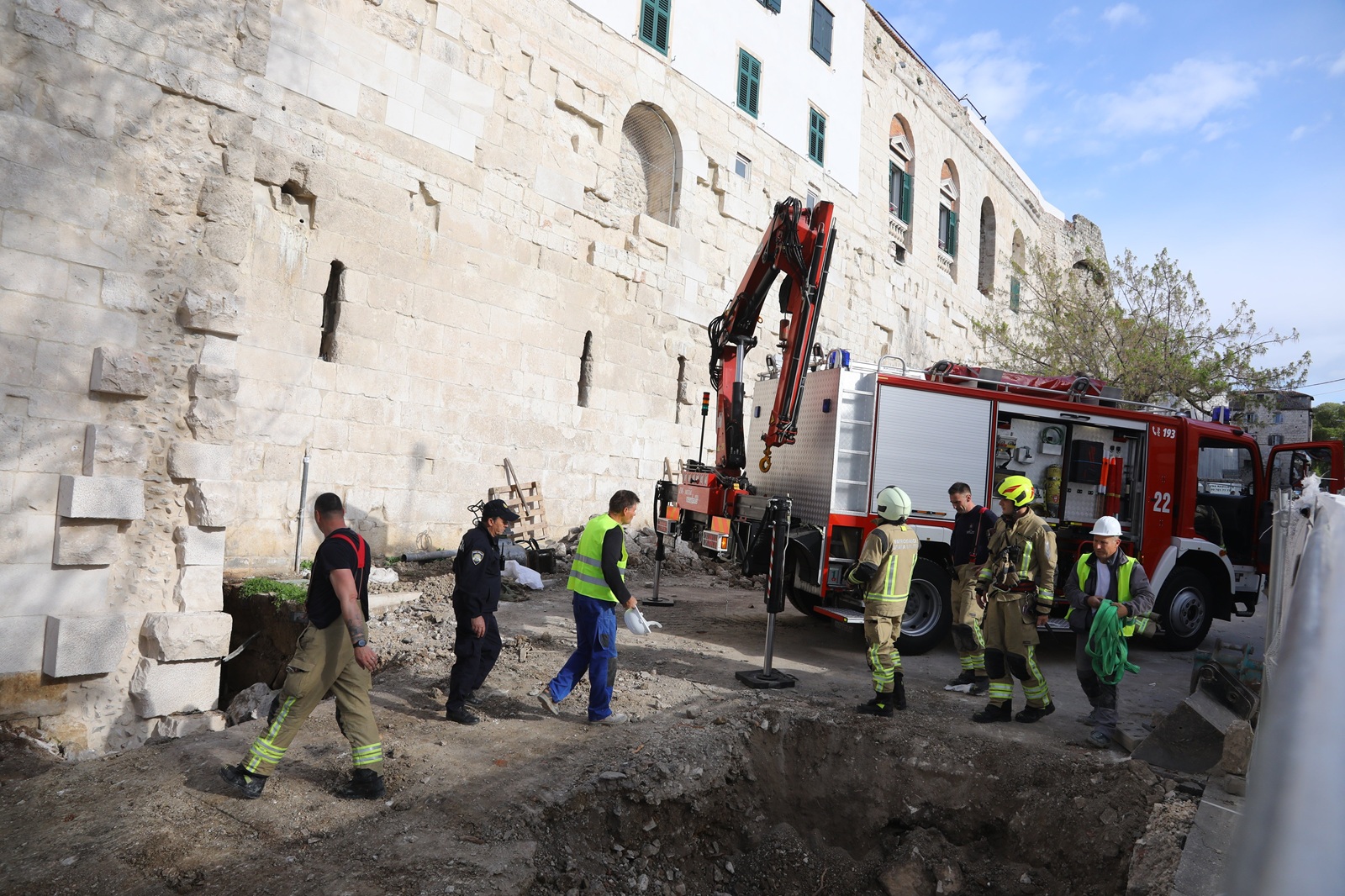 Split, 040425.
Vatrogasci su spasili radnika kojeg je zatrpao gradjevinski materijal i veliki kamen u Hrvojevoj ulici.
Foto: Duje Klaric / CROPIX
