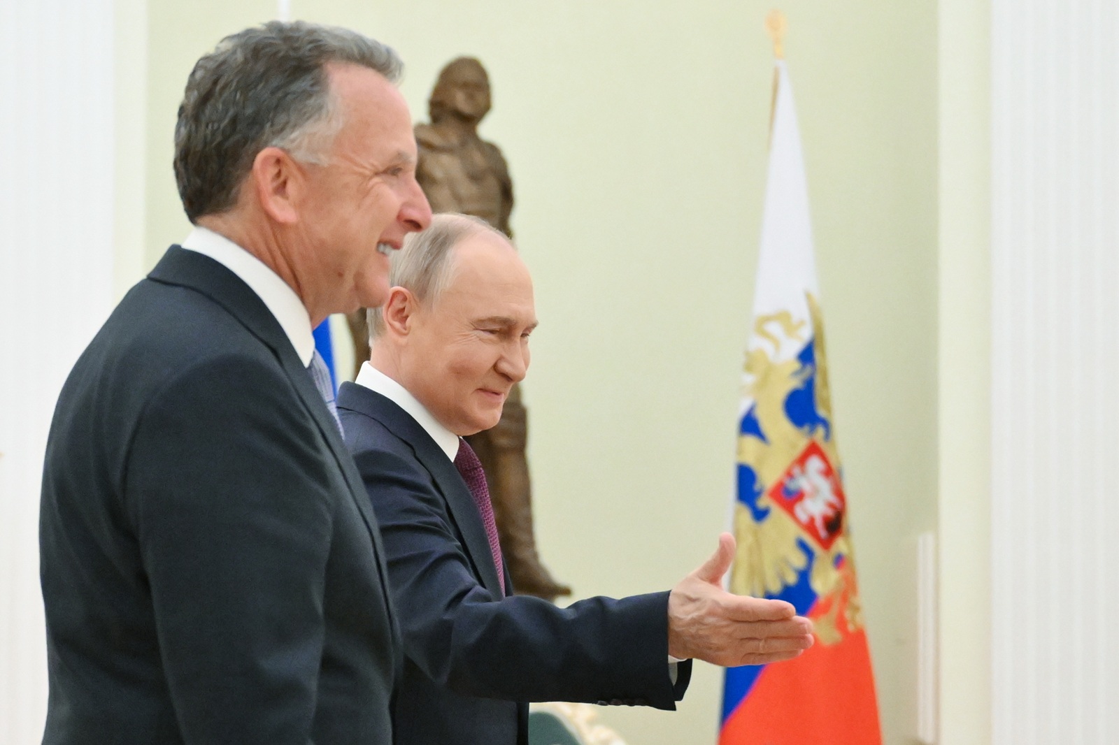 epa12054039 Russian President Vladimir Putin (R) greets US President's Special Envoy Steve Witkoff (L) before a meeting at the Kremlin in Moscow, Russia, 25 April 2025.  EPA/KRISTINA KORMILITSYNA / SPUTNIK / KREMLIN POOL MANDATORY CREDIT