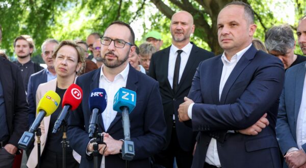 22.04.2025., Zagreb - Predstavnici stranaka Mozemo! i SDP predali su prikupljene potpise gradjana za kandidaturu Tomislava Tomasevica za drugi mandat na celu Zagreb. zamjenica gradonacelnika Zagreba Danijela Dolenec, gradonacelnik Zagreba Tomislav Tomasevic, Ursa Raukar Gamulin, Josko Klisovic, Sinisa Hajdas Doncic i Boris Lalovac. Photo: Igor Kralj/PIXSELL