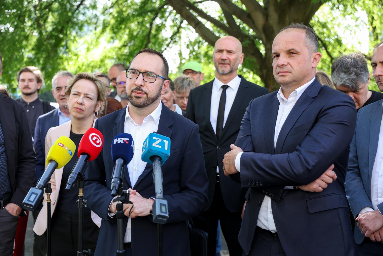 22.04.2025., Zagreb - Predstavnici stranaka Mozemo! i SDP predali su prikupljene potpise gradjana za kandidaturu Tomislava Tomasevica za drugi mandat na celu Zagreb. zamjenica gradonacelnika Zagreba Danijela Dolenec, gradonacelnik Zagreba Tomislav Tomasevic, Ursa Raukar Gamulin, Josko Klisovic, Sinisa Hajdas Doncic i Boris Lalovac. Photo: Igor Kralj/PIXSELL