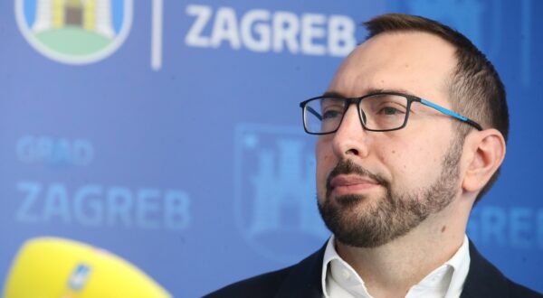 Zagreb, 04.04.2025. - Gradonačelnik Grada Zagreba Tomislav Tomašević i zamjenici gradonačelnika Danijela Dolenec i Luka Korlaet održali su konferenciju za medije vezano uz financiranje uklanjanja grafita s privatnih i javnih zgrada te uputili javni poziv vlasnicima kulturnog dobra za korištenje prihoda od spomeničke rente i sufinanciranje provođenja zaštitnih radova i mjera u 2025. Na fotografiji Tomislav Tomašević. foto HINA /Zvonimir KUHTIĆ/ kuzo