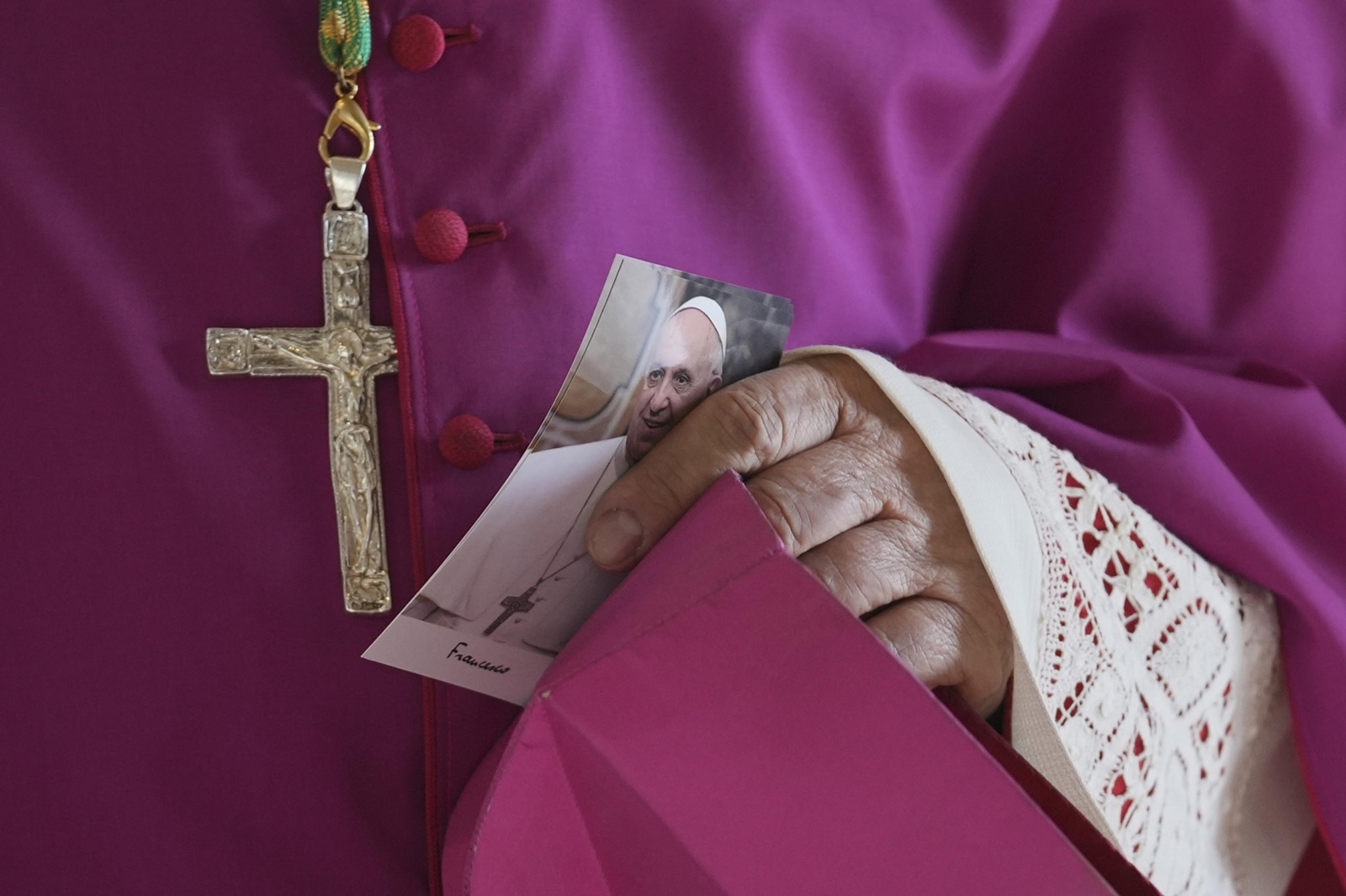 epa12049160 A prelate holds a picture of Pope Francis as he enters the atrium of St. Peter's Basilica where the body of Pope Francis will lie in state, Vatican City, 23 April 2025. Faithfull and well-wishers will be able pay their respects to the spiritual leader, who died on Easter Monday, 21 April 2025 aged 88, until his funeral on 26 April in the plaza in front of the basilica.  EPA/ANDREW MEDICHINI / POOL