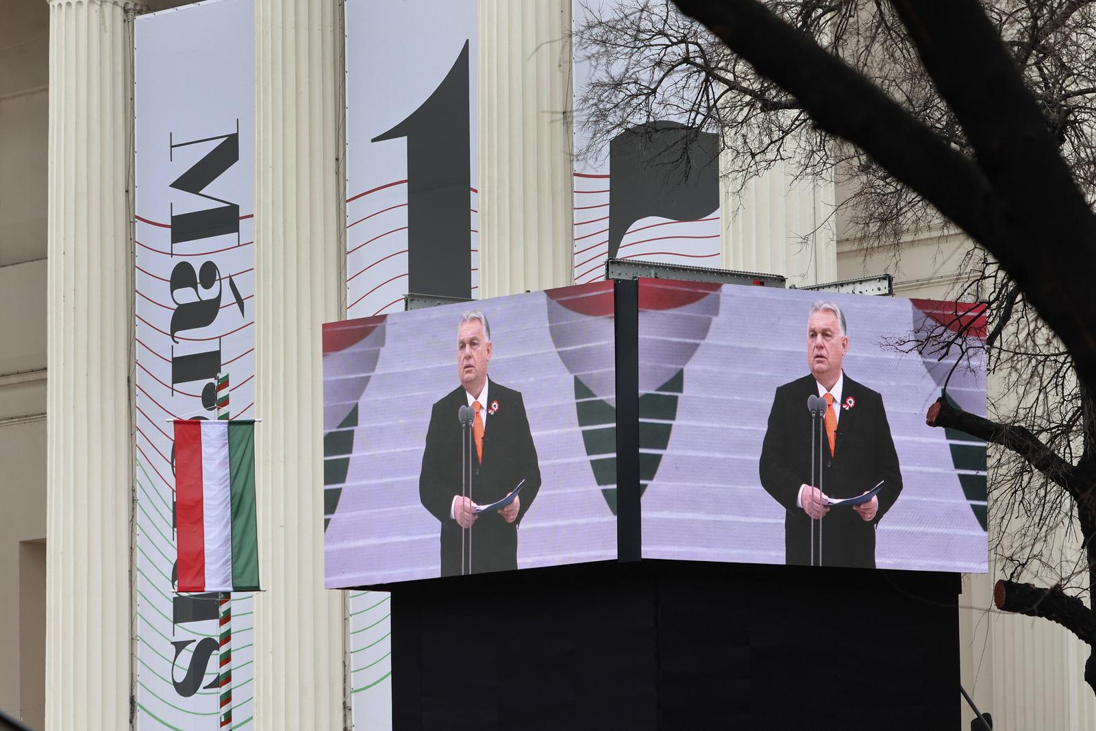 Tisza party manifestation/ Peter Magyar, Budapest, Hungary UNGARN, 15.03.2025, Budapest VIII. Bezirk. Uebliche Kundgebung von MP Viktor Orban am 1848-er Nationalfeiertag vor dem Nationalmuseum: Fotos der unabhaengigen Presse werden verhindert, es bleiben die Videoschirme. Usual manifestation by PM Viktor Orban in front of the National Museum celebrating the 1848 national holiday: Photos by the independent press are prevented, they have to stick to the video screeens. Â *** Tisza party manifestation Peter Magyar, Budapest, Hungary UNGARN, 15 03 2025, Budapest VIII district Usual manifestation by MP Viktor Orban in front of the National Museum celebrating the 1848 national holiday Photos by the independent press are prevented, they have Copyright: SzilardxVörös/estost.net Voros25031502 Photo: IMAGO/Szilard Vörös/estost.net/IMAGOSTOCK&PEOPLE