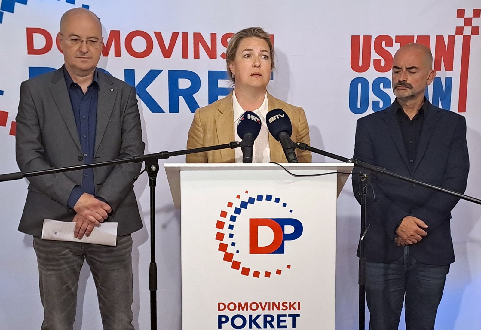 Osijek, 8.4.2024.- Zamjenik predsjednika Domovinskog pokreta Mario Radiæ u ponedjeljak je pozvao ministricu kulture i medija Ninu Obuljen-Korinek da se izjasni o sluèaju redatelja Dalibora Mataniæa i njegovom priznanju da je, pod utjecajem droge i alkohola, seksualno uznemiravao kolegice. Na slici Mario Radiæ, predsjednica osjeèke organizacije DP i kandidatkinja s liste u 4. izbornoj jedinici Jesenka Ricl i kandidat s liste Kreimr Èabaj. 
foto HINA/ Igor VUÈKOVIÆ/ ua