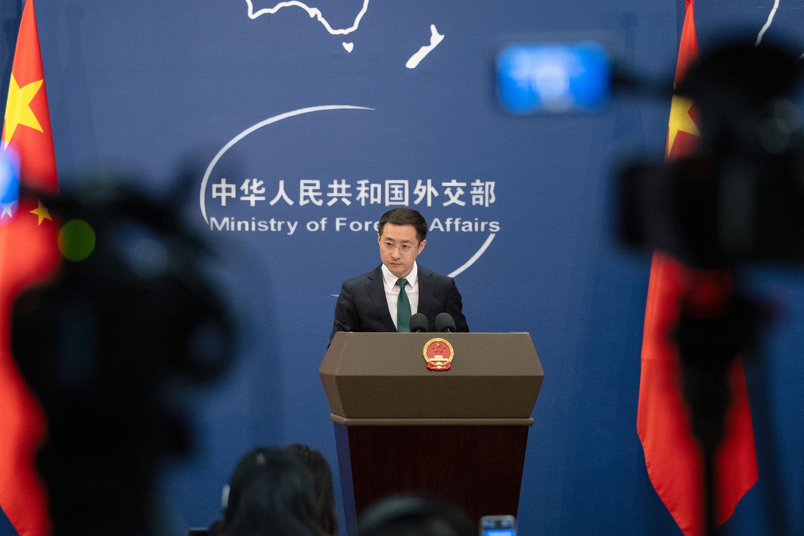 epa12019698 China's Foreign Ministry spokesperson Lin Jian holds a press conference in Beijing, China, 09 April 2025. US President Trump imposed 104 percent tariffs on Chinese goods that came into effect on 09 April.  EPA/JESSICA LEE